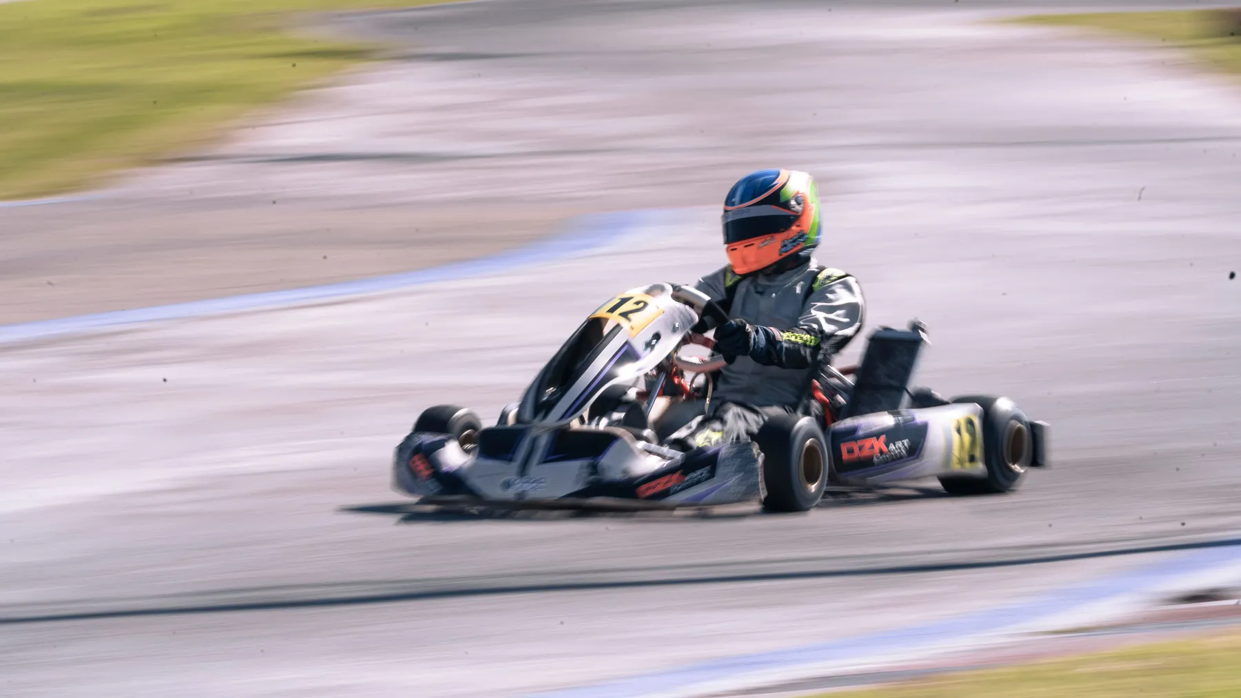 Kart de corrida em alta velocidade numa pista